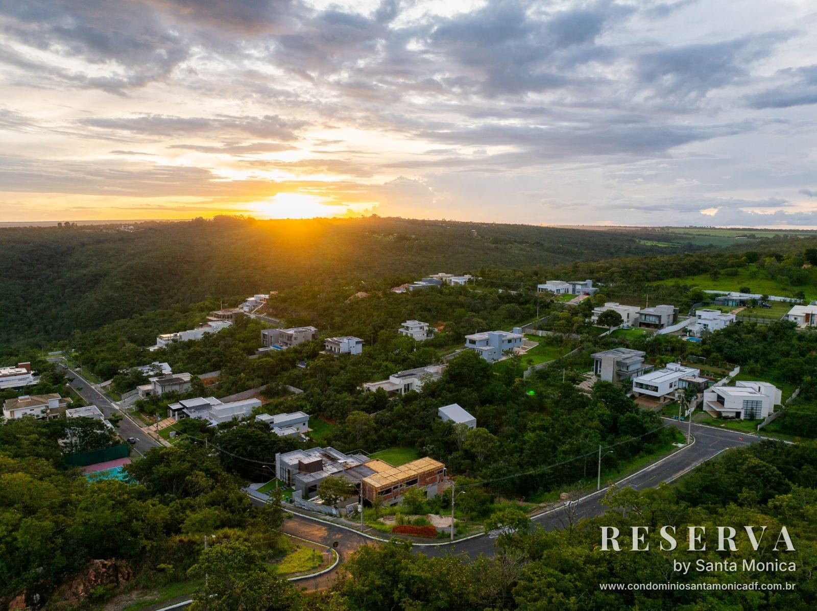 Pôr do sol no Condomínio Reserva by Santa Monica, Brasília-DF